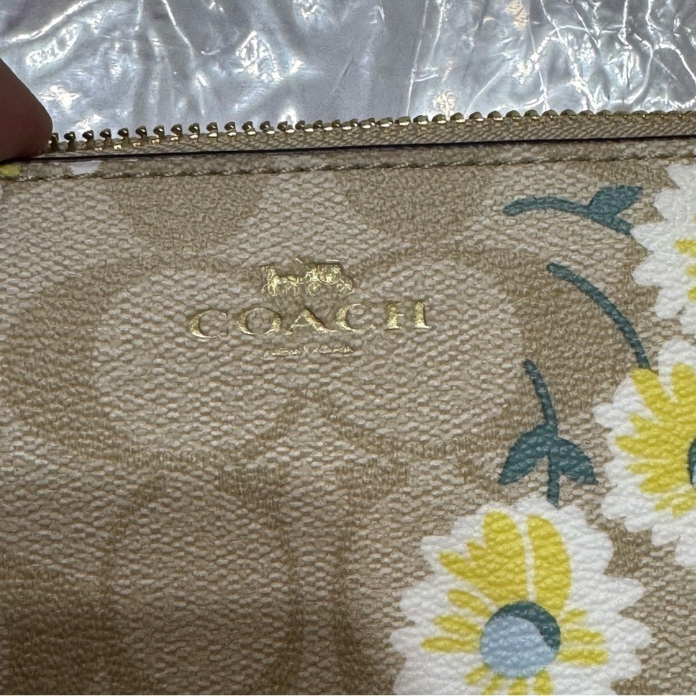 COACH Corner Zip Wristlet In Signature Canvas With Daisy Flower Prints Nwt - Picture 3 of 8